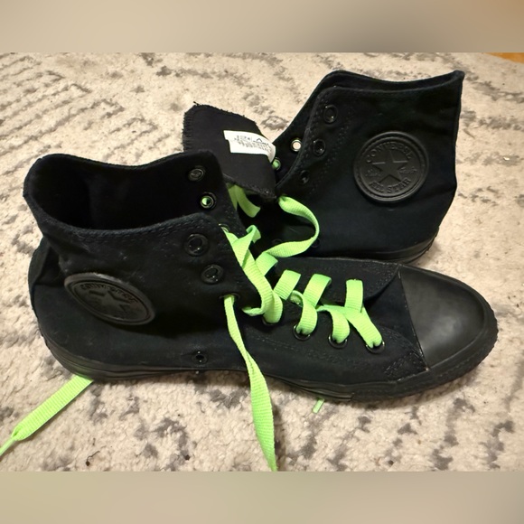 Converse Men’s or women’s all Black Sneakers w9.5 or m7.5 - Picture 2 of 4